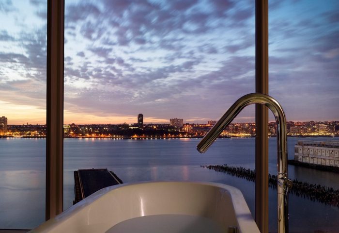 The Standard High Line New York, a gay-friendly hotel. Bathtub with city view at sunset. Luxury travel for gay men.
