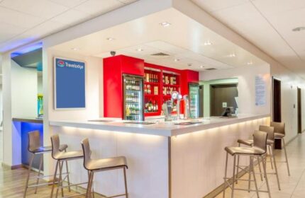 Travelodge London Vauxhall bar area. Gay-friendly hotel with bar stools, drinks, and a modern design. Pet-friendly Travelodge in London.