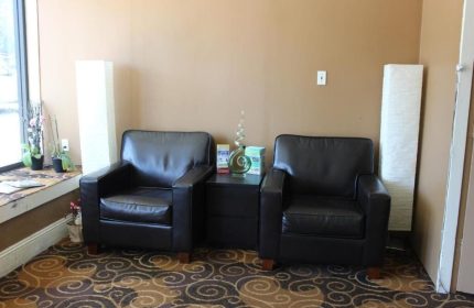 Twin Peaks Hotel's seating area: Two leather chairs with a small table between them. Gay-friendly hotel, comfortable and inviting.