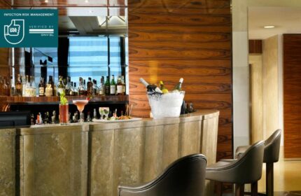 UNAHOTELS Decò Roma gay-friendly bar. Cocktails, wine bucket, and bar stools. A pet-friendly hotel with a stylish, modern design.