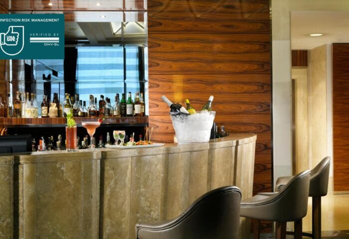 UNAHOTELS Decò Roma gay-friendly bar. Cocktails, wine bucket, and bar stools. A pet-friendly hotel with a stylish, modern design.