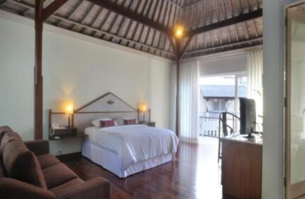 Villa Kresna Boutique and Suites, a gay-friendly hotel. Bedroom interior with a king-size bed, couch, and balcony. Great for gay travelers.