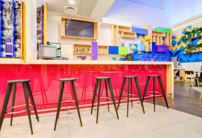 Ibis Styles Mexico Reforma's bar area. Gay-friendly hotel with colorful decor, stools, and a vibrant atmosphere. Ideal for gay travelers.