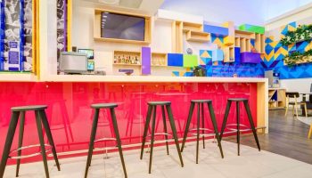 Ibis Styles Mexico Reforma's bar area. Gay-friendly hotel with colorful decor, stools, and a vibrant atmosphere. Ideal for gay travelers.