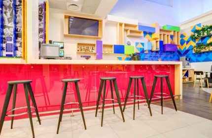 Ibis Styles Mexico Reforma's bar area. Gay-friendly hotel with colorful decor, stools, and a vibrant atmosphere. Ideal for gay travelers.