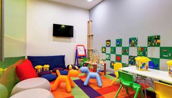 ibis Styles Mexico Reforma's gay-friendly hotel kids' playroom. Colorful interior with toys, seating, and Lego decor. A fun and safe space.