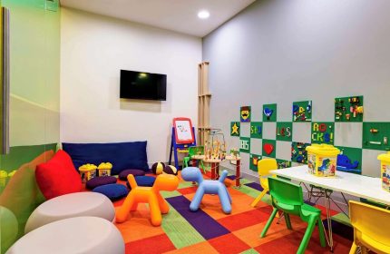 ibis Styles Mexico Reforma's gay-friendly hotel kids' playroom. Colorful interior with toys, seating, and Lego decor. A fun and safe space.