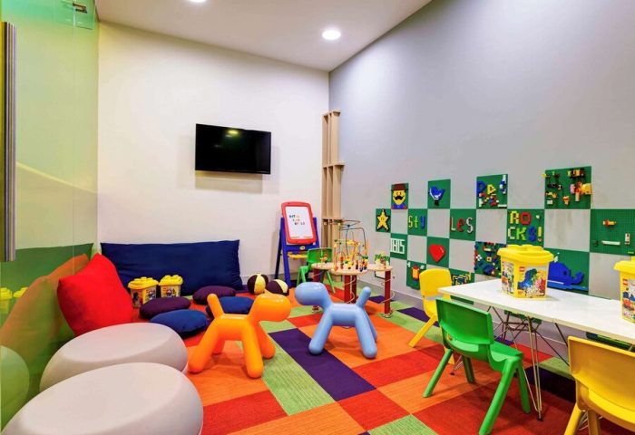 ibis Styles Mexico Reforma's gay-friendly hotel kids' playroom. Colorful interior with toys, seating, and Lego decor. A fun and safe space.