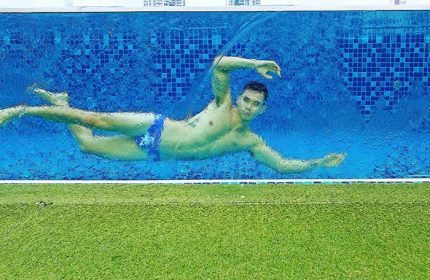 Gay Singapore Hotel Clarke Quay: Man swims in the pool at Holiday Inn Express. Gay travel advice, Singapore hotel review.