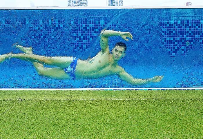 Gay Singapore Hotel Clarke Quay: Man swims in the pool at Holiday Inn Express. Gay travel advice, Singapore hotel review.