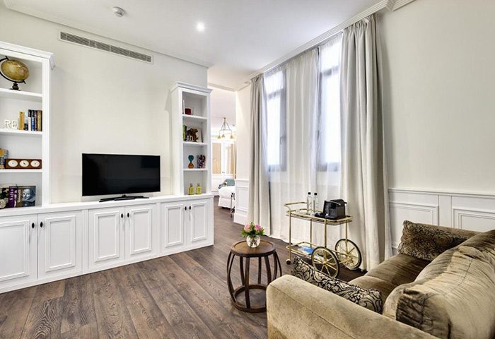 H10 Villa de la Reina Boutique Hotel room in Madrid's gayborhood, Chueca. Most booked gay hotels for honeymooners. Interior view, living room.