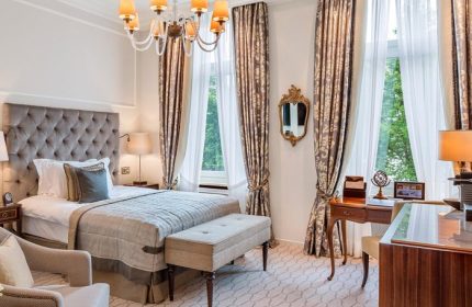 Top Luxury Lakefront Gay Hotel Hamburg Fairmont Hotel Vier Jahreszeiten