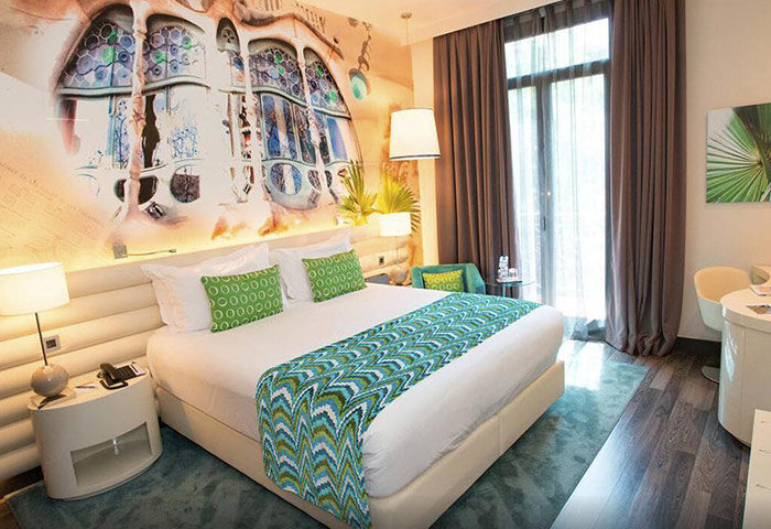 Hotel Indigo Barcelona Plaza Catalunya room. Gay hotel in Barcelona's gayborhood with pool. Cheap price, stylish decor.