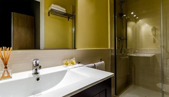 Hotel Victoria Palace, cheap gay hotel in Barcelona near gay sauna and bars. Bathroom with shower. Great price for gay travelers.