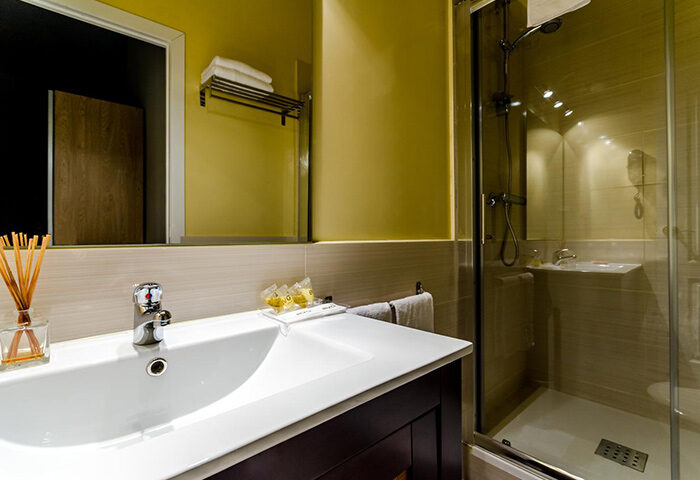 Hotel Victoria Palace, cheap gay hotel in Barcelona near gay sauna and bars. Bathroom with shower. Great price for gay travelers.