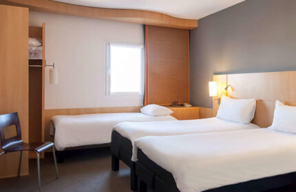 Ibis Praha Old Town Hotel room for three people, best gay offers. Hotel in Prague for groups. Clean beds, simple decor, budget travel.