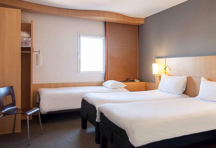 Ibis Praha Old Town Hotel room for three people, best gay offers. Hotel in Prague for groups. Clean beds, simple decor, budget travel.