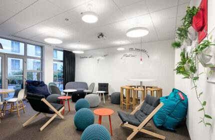 Ibis Praha Wenceslas Square Hotel lounge. Modern design, seating areas, creative wall. Gay-friendly hotels Prague near Vinohrady Gayborhood.