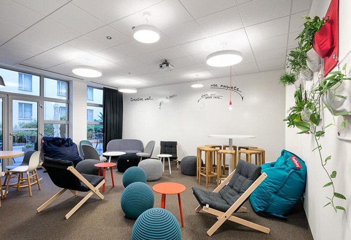 Ibis Praha Wenceslas Square Hotel lounge. Modern design, seating areas, creative wall. Gay-friendly hotels Prague near Vinohrady Gayborhood.