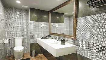Art Mai Gallery Nimman Hotel bathroom, Chiang Mai. Luxury hotel near gay nightlife. Modern design, large mirror, stylish tiles.