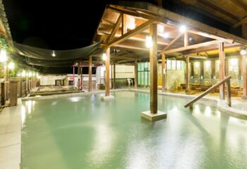 Kawayu Hot Spring Spa in Taipei. Gay sauna & discreet cruising place. Naked male bathing area. Outdoor onsen with wooden structure.