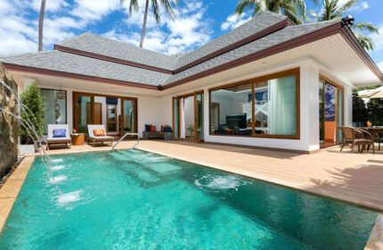 Krabi Resort Pool Villa: beachfront pool villas at a gay-popular hotel. Turquoise pool, deck, and modern architecture for a luxury travel experience.