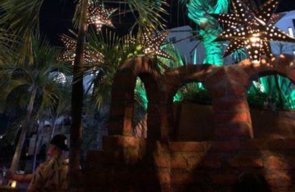 La Noche Gay Bar in Puerto Vallarta: Star lanterns illuminate the outdoor patio at this popular gay bar. Palm trees add to the tropical vibe.