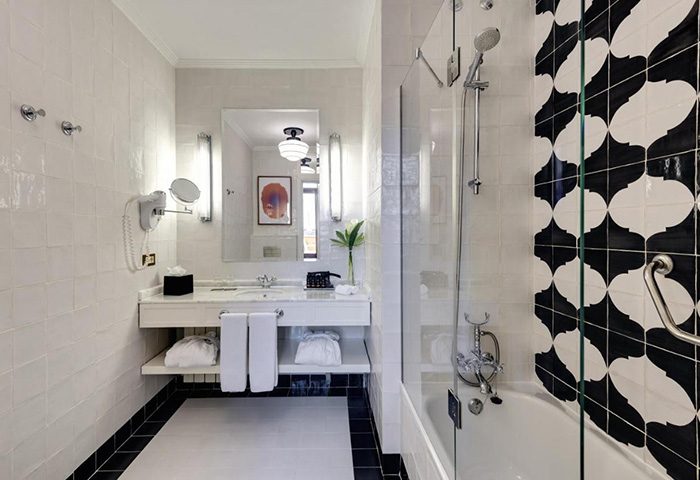 H10 Villa de la Reina Boutique Hotel bathroom. Modern design with black and white tiles. Honeymoon hotel in Madrid's Chueca gayborhood.
