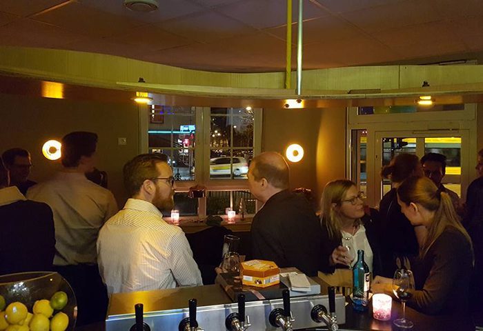 Lemon Cafe & Bar Frankfurt: Interior view of the gay bar. People at the bar counter with drinks. Cozy atmosphere. Gay travel advice.
