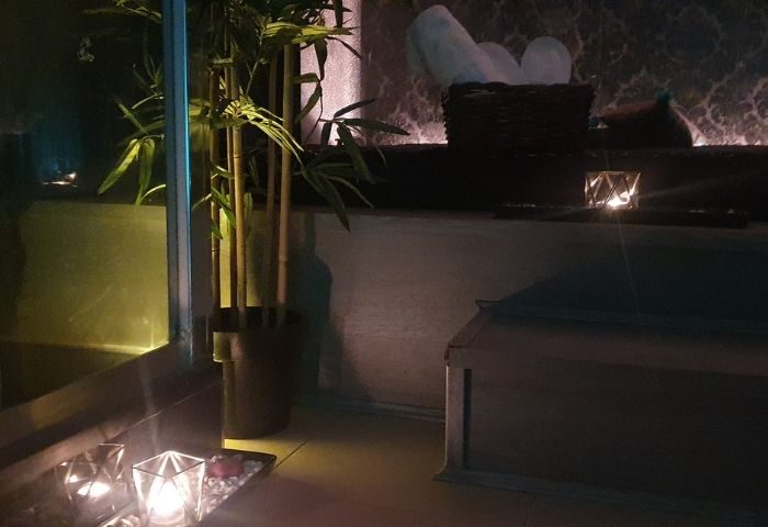 Madrid gay massage ambiance. Bamboo plant, candles, & towels create a relaxing spa setting. Majestic massage experience for gay men travelers.