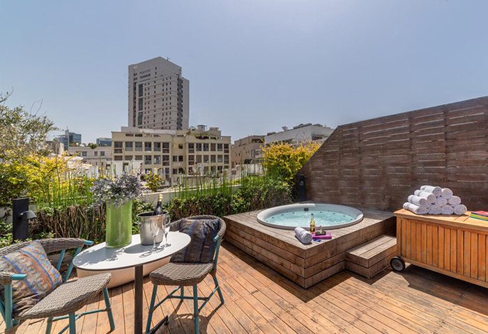 Shenkin Hotel, Tel Aviv: Rooftop jacuzzi and seating area. Most-booked gay hotel near gay bars. Perfect for gay travel in Tel Aviv.