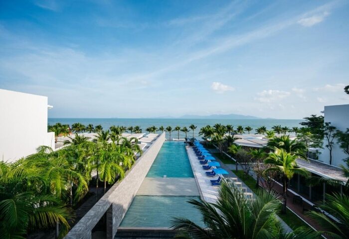 Explorar Koh Samui adults-only resort pool view. Gay travel destination, popular for its relaxing spa and beachfront location.