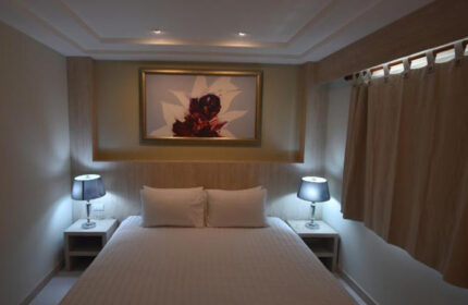 PP Charlie Beach Resort, Koh Phi Phi: Upscale room with double bed, bedside tables, lamps, and flower art. Gay-friendly hotel.