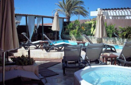 Pasion Tropical Gay Resort pool and jacuzzi area. Best beachfront gay hotel in Playa del Ingles, Gran Canaria. Gay travel advice.