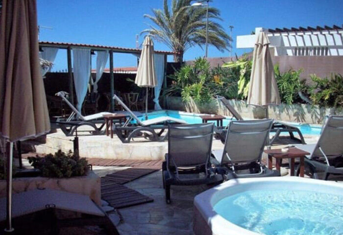 Pasion Tropical Gay Resort pool and jacuzzi area. Best beachfront gay hotel in Playa del Ingles, Gran Canaria. Gay travel advice.