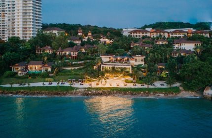 InterContinental Pattaya Resort beachfront view at dusk. Luxury gay honeymoon hotels in Pattaya. Perfect for romantic getaways. IHG Hotel.