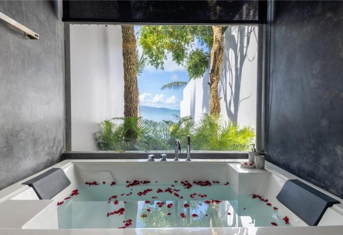 Koh Phangan adults only resort & spa: beachfront hotel bathtub with rose petals. Perfect gay honeymoon at Explorar Koh Phangan.