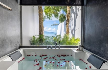 Koh Phangan adults only resort & spa: beachfront hotel bathtub with rose petals. Perfect gay honeymoon at Explorar Koh Phangan.