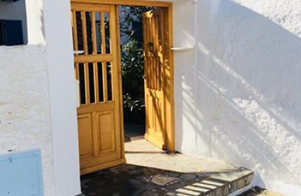 Matina Hotel entrance in Mykonos Town, near gay bars. Cheap price hotel with traditional Greek architecture. Welcoming door for gay travelers.