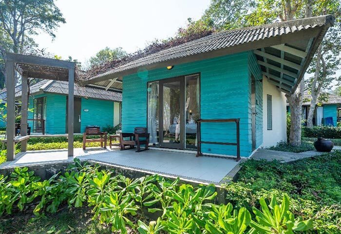Sai Kaew Beach Resort in Koh Samet. Cheap beachfront pool gay hotel with turquoise bungalows and tropical landscaping. Gay travel advice.