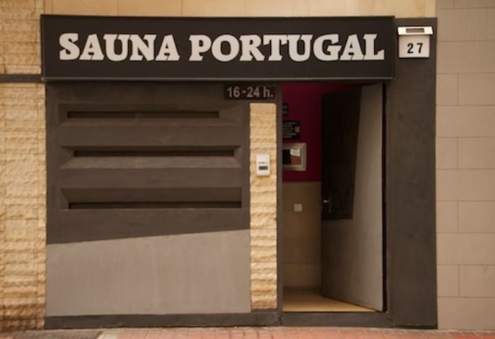 Sauna Portugal in Gran Canaria. Facade of a gay sauna, open 16-24h, with the name Sauna Portugal on a black sign above the entrance.