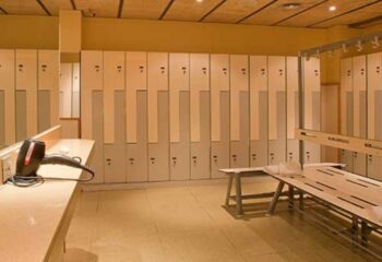 Barcelona gay sauna: lockers & bench in Thermas Sauna. Travel advice for gay men. Hairdryer on counter. Relaxing after sauna.