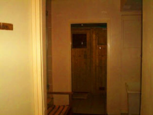 Saunabar London Portsea: Interior view of the gay sauna. Wooden sauna room visible through doorway. Gay travel advice for London gay saunas.