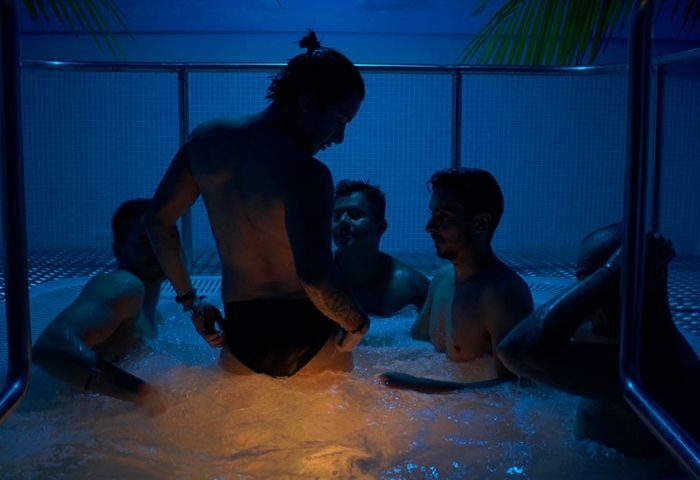 Saunabeach Gay Sauna in Madrid: Group of shirtless men in a hot tub, enjoying the gay sauna experience. Gay travel advice.