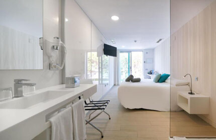 Seven Hotel & Wellness gay men only room. Modern design, white and bright. Gay hotel in Gran Canaria, Maspalomas. Number one gay hotel.