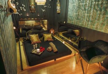 Shada Masajes, Barcelona gay massage. Relaxing massage room with futon, pillows, champagne, roses, and mirrors. Gay travel in Barcelona.