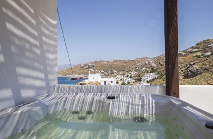 Sahas Suites Mykonos: Jacuzzi view. Self-catering gay apartment hotel near gay beaches in Mykonos Town. Relax in style!