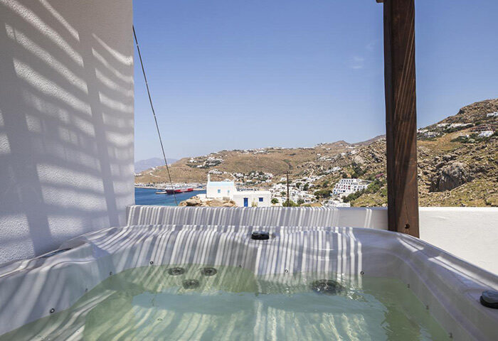 Sahas Suites Mykonos: Jacuzzi view. Self-catering gay apartment hotel near gay beaches in Mykonos Town. Relax in style!