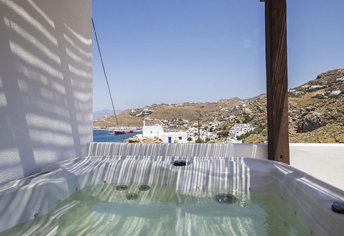 Sahas Suites Mykonos: Jacuzzi view. Self-catering gay apartment hotel near gay beaches in Mykonos Town. Relax in style!