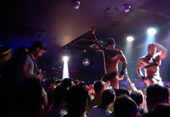 Tek Yon Club Istanbul: Shirtless dancers perform for a crowd at this gay Istanbul nightclub. Gay travel advice for Istanbul.